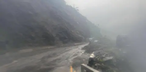 पहिरो हटाएपछि मुग्लिन–नारायणगढ सडक खुल्यो, पोखरातर्फ जाने सवारीलाई मात्र अनुमति