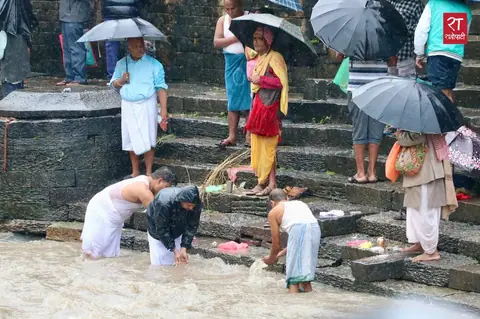 सोह्र श्राद्धको पहिलो दिन पशुपतिमा ६०० भन्दा बढीले गरे पिण्डदान