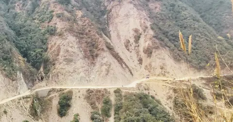 कान्ति लोकपथमा खसेको पहिरो हटाइयो, २७ ठाउँमा जोखिम भएकाले रात्रिकालीन यात्रामा रोक