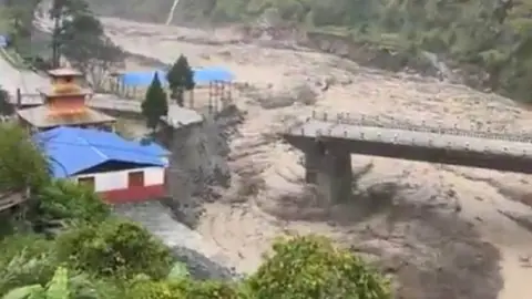 कालीगण्डकीले पोखरेबगरको पुल बगायो, म्याग्दीबाट मुस्ताङसँगको सडक सम्पर्क टुट्यो
