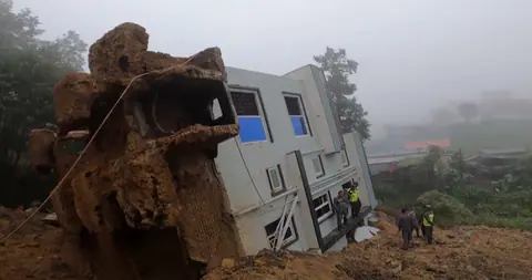 ललितपुरको धापाखेलमा पहिरोले घर ढल्यो, खोलामा पुग्यो