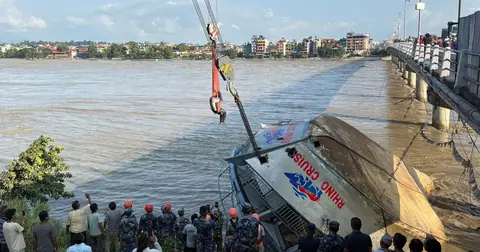 नारायणी पुलमा अड्किएको राइनो क्रुज निकाल्ने क्रममा पल्टियो