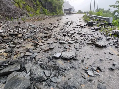 मुख्य सडक अवरुद्ध, त्रिभुवन राजपथ फेरि वैकल्पिक मार्ग; कुरिनटारमा सवारी रोकिए