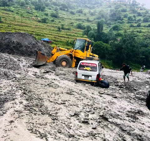 बाढी–पहिरोका कारण बागलुङका दुई राष्ट्रिय राजमार्ग अवरुद्ध