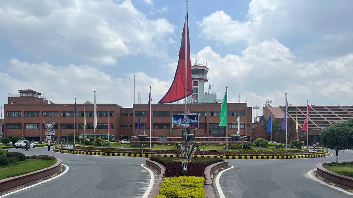 त्रिभुवन विमानस्थलमा लगेज सुरक्षामा कडाइ गरिएको छ। चोरी र क्षति न्यूनीकरण गर्न नियम ल्याइएको हो। कर्मचारीलाई पकेटविहीन पोसाक अनिवार्य गरिएको छ।