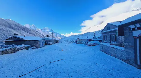 खुम्बुमा भारी हिमपात, आइल्यान्ड पिकमा रोकिएका सात विदेशी पर्यटक सुरक्षित निकालिए
