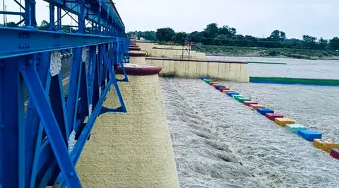 महाकाली बढेपछि बनबासा पुलमा सवारी बन्द, धौलीगङ्गाको सिल्ट सफाइ स्थगित