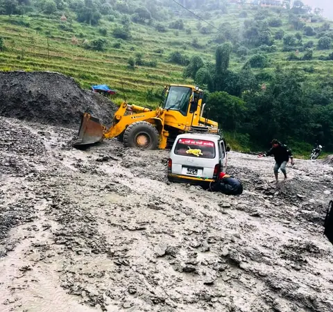 बाढीले मध्यपहाडी लोकमार्गको बागलुङ खण्ड अवरुद्ध