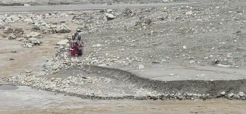 रसुवामा बाढीपछि ३३ विद्यार्थी तुइन चढेर त्रिशूली तर्दै विद्यालय