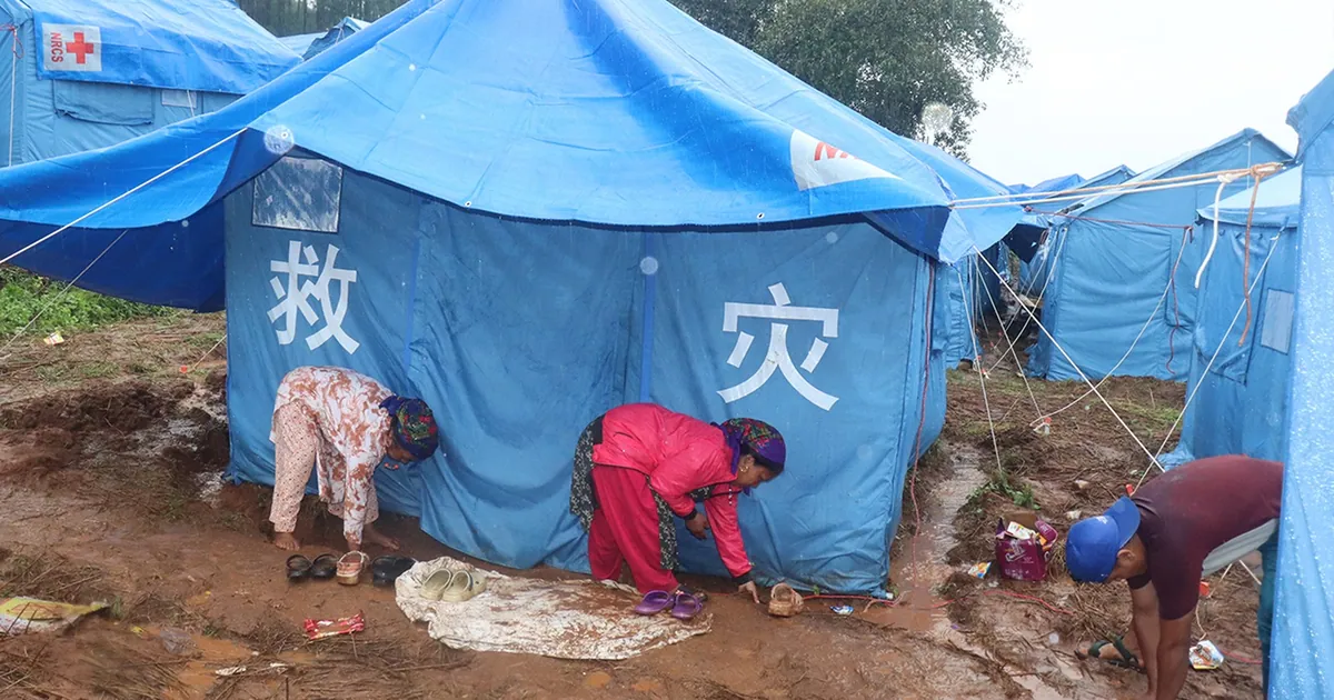 लगातार वर्षाले नुवाकोट–रसुवाका बाढी प्रभावितका टेन्टमा पानी, रेडक्रसले त्रिपाल बाँड्यो