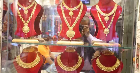 Gold price drops Rs 3,800 per tola, down Rs 8,800 in two days