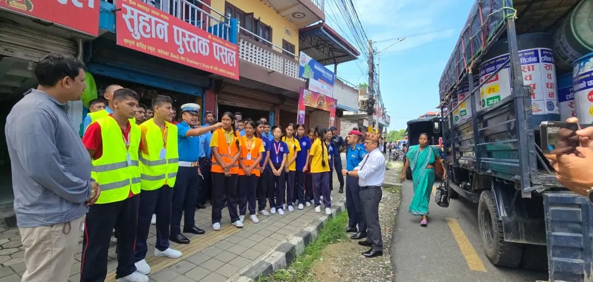 भरतपुरका जोखिमयुक्त चोकमा विद्यार्थीले राखे टल्कने ड्रम