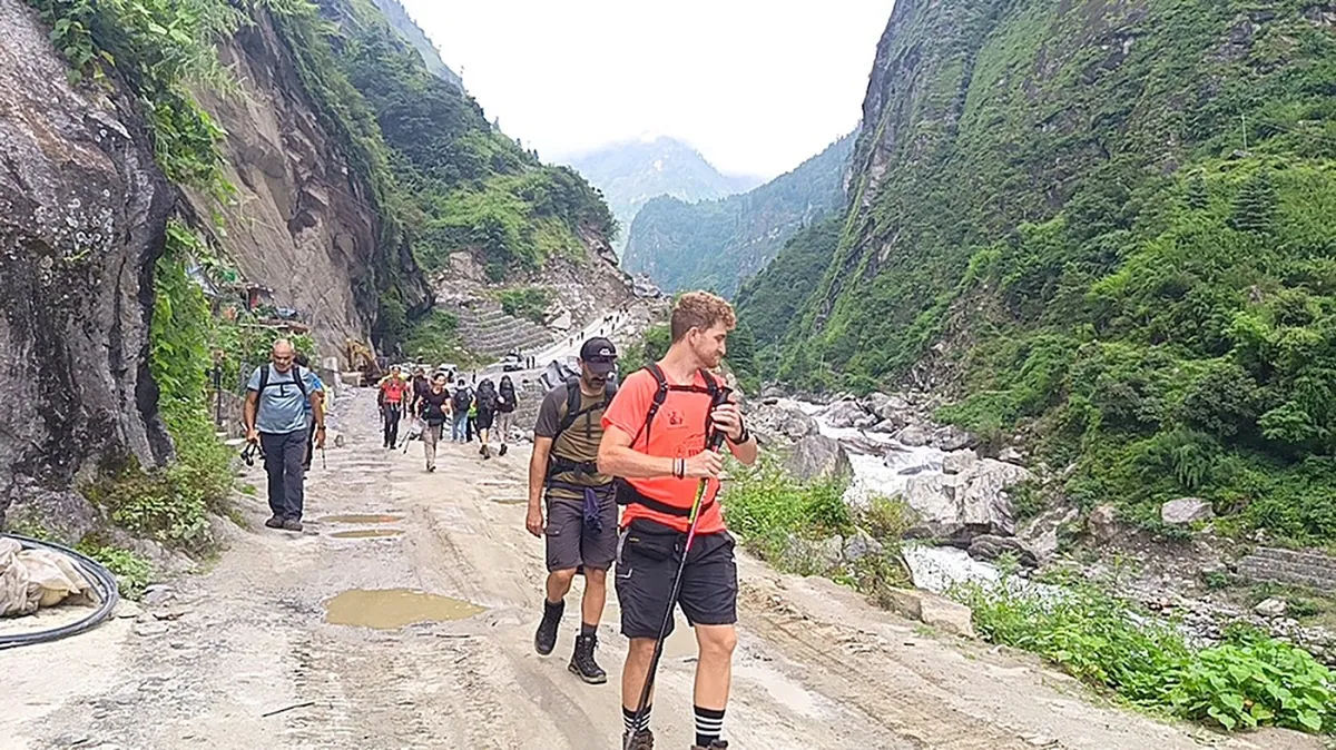 असोज ११ सम्म पदयात्रा नगर्न टानको आग्रह, करिब ४ हजार पर्यटक सुरक्षित स्थानतर्फ