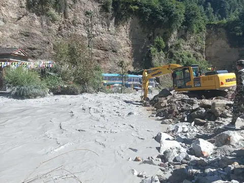 पहिरोले थुनिएको मर्स्याङ्दी खोल्न ब्लास्टको प्रयास सफल भएन, उपकरणले नदी खोतलिँदै