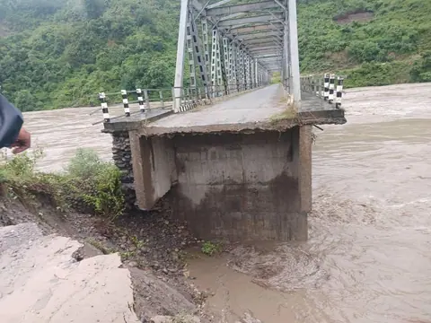 नवलपरासी र तनहुँ जोड्ने कालीगण्डकी पुलको पहुँचमार्ग बाढीले बगायो
