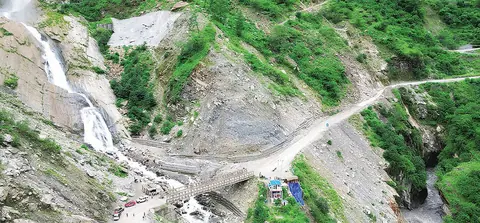 बाढीपहिरोले चीनतर्फका तीनवटै प्रमुख व्यापारिक नाका ठप्प, अर्बौंका गाडी अलपत्र