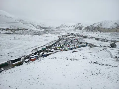 हिमपात र पहिरोले कोरला सडक अवरुद्ध, भन्सार यार्डमा कन्टेनर अलपत्र