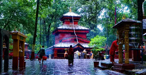 झरीमा भिज्दै बागलुङ कालिकाको दर्शनमा भक्तजन