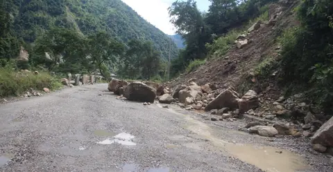 घाँसीकुवामा लेदोसहितको पहिरो, पृथ्वी राजमार्ग पूर्ण रूपमा अवरुद्ध
