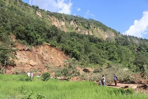 पर्वतको लामाबगरमा पहिरो, चार घर र दुई गोठ पुरिए, एक जना घाइते
