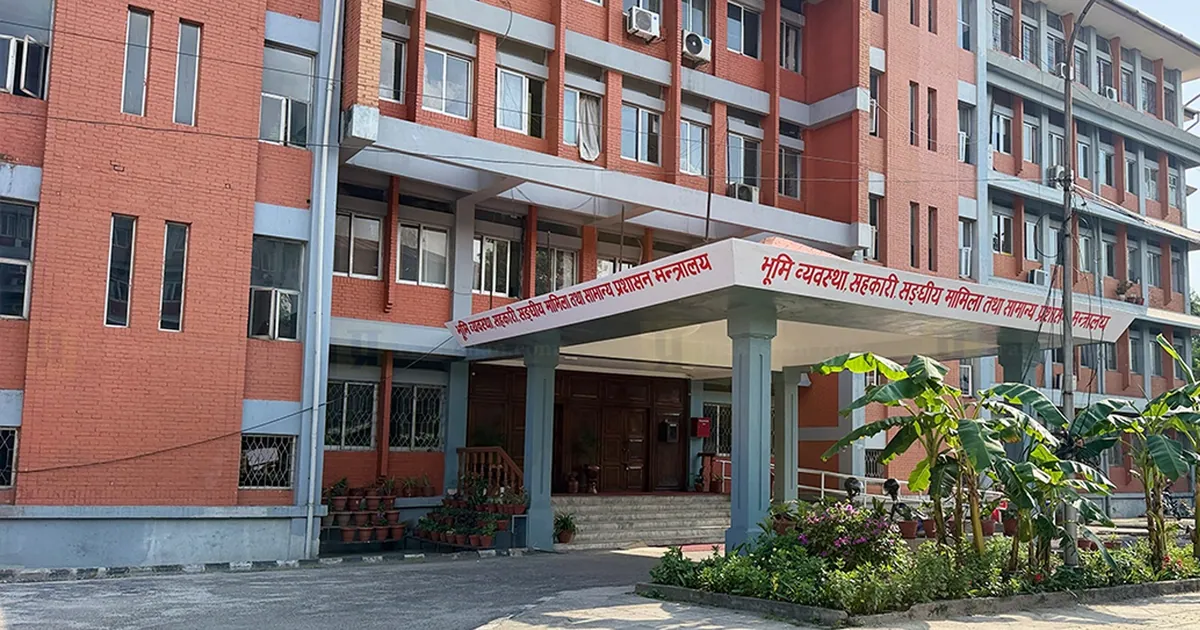 सरकारले सङ्घीय निजामती सेवा विधेयक ल्याउने तयारी गरेको छ। विधेयकलाई अन्तिम रूप दिन लागिएको छ। लोकसेवा आयोगको परामर्श पर्खिएको छ।