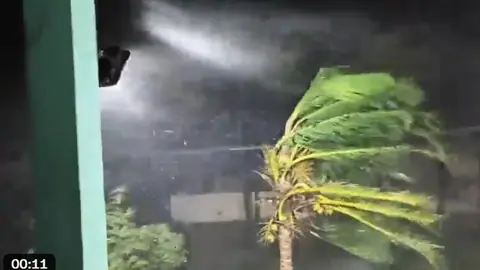 चक्रवात ‘अर्नब’ भारतको आन्ध्र प्रदेश तटमा ठोक्कियो, हजारौं मानिस सुरक्षित स्थानमा सारिए