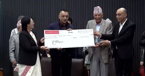 कांग्रेस निर्वाचन समितिद्वारा पार्टीलाई एक करोड रुपैयाँ हस्तान्तरण