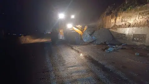 नाम्सी पुलमा ढुङ्गा खस्दा मुग्लिन–नारायणगढ सडक एकतर्फी