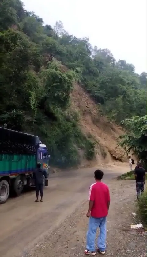 चोरखोलामा पहिरो पन्छाइयो, पूर्व–पश्चिम राजमार्ग सुचारु