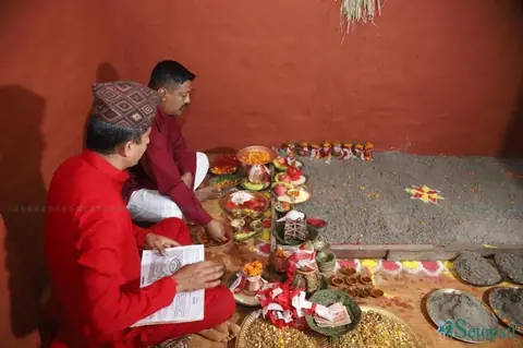 घटस्थापनासँगै बडादसैँ सुरु, हनुमानढोकाको दसैँघरमा जमरा