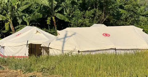 शान्तिबजारका बाढीपीडितका लागि रेडक्रसद्वारा २८ टेन्ट