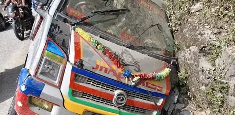 काठमाडौँबाट रौतहट जाँदै गरेको ईभी भीमफेदीमा दुर्घटना, ११ जना घाइते