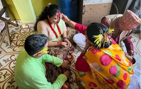 टीकाको दोस्रो दिन पनि आशीर्वाद लिने क्रम जारी, असनमा एकादशीमै टीका लगाउने परम्परा