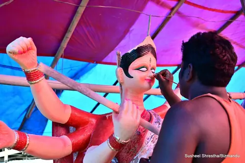 दुर्गा पूजाका लागि मूर्ति बनाउन मूर्तिकार व्यस्त