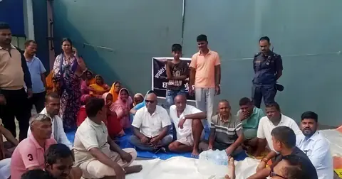 मुआब्जा मागेर वीरगन्ज सुक्खा बन्दरगाहको गेटमा धर्ना, राजस्व सङ्कलन प्रभावित