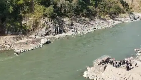 भोटेकोशीको बाढीले पुल बगाएपछि स्याफ्रुबेँसीमा बेलिब्रिज निर्माण तीव्र, तिहारअघि सञ्चालनको लक्ष्य