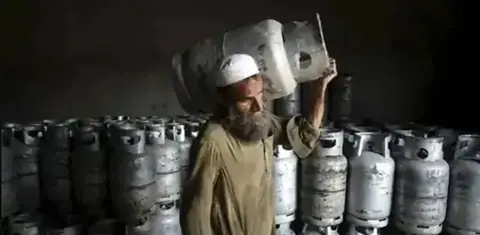 इरानबाट आपूर्ति बन्द भएपछि पाकिस्तानमा खाना पकाउने ग्यासको मूल्य बढ्यो