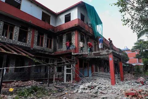 आन्दोलनमा ध्वस्त पोखरा महानगरको भवन भत्काउन सुरु
