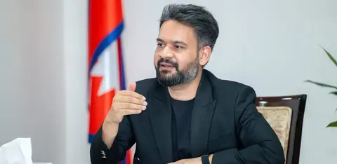 खुलामञ्चबारे प्रधानमन्त्री बालेनको व्यङ्ग्य, कांग्रेस, एमाले, नेकपा र जेनजी अभियन्ताको जवाफ
