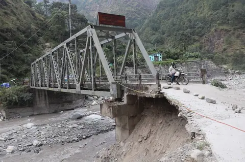 म्याग्दी: कालीगण्डकीको बाढीले दोबाको सडक पुल जोखिममा, ६ स्थानीय तहलाई पहिलो चरणको अनुदान