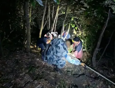 बीपी राजमार्गको सेल्फीडाँडामा माइक्रोबस २०० मिटर तल खस्यो, तीन जना घाइते