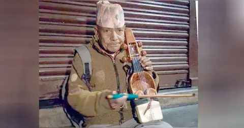 सारङ्गी र मालश्रीको परम्परा जोगाउँदै ७३ वर्षीय रामबहादुर गन्धर्व