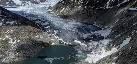 स्विस हिमनदीले यस वर्ष रेकर्डमै दोस्रो ठूलो परिमाणमा बरफ गुमाए