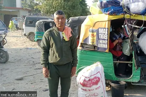 दसैँमा भारतबाट फर्कने नेपाली कामदारसँग सीमामा बढी भाडा असुली