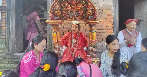 भक्तपुरको तलेजुमा जीवित देवी एकान्त कुमारीको हातबाट सर्वसाधारणले लगाए दसैँको टीका
