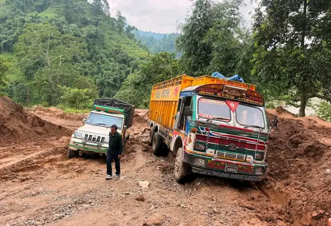 बाढीपहिरोले पृथ्वी राजमार्गसहित १२ भन्दा बढी सडक अवरुद्ध, हेटौँडा–काठमाडौँका दुई सडक पनि ठप्प