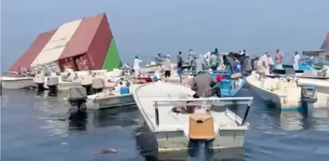हर्मुज नजिक मालवाहक जहाज डुबे, समुद्री मार्गमा सुरक्षा चिन्ता