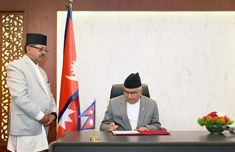 निर्वाचन आयोगले राष्ट्रपतिलाई वार्षिक प्रतिवेदन बुझायो