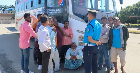 गलौँदीमा त्रिशूलीको कटानले सडक भासियो, पृथ्वी राजमार्ग पूर्ण रूपमा अवरुद्ध