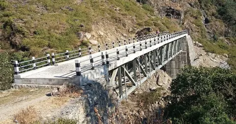 बाजुराको बार्जुगाड खोलामा १० वर्षमा बनेको पुल अझै सञ्चालनमा आएन